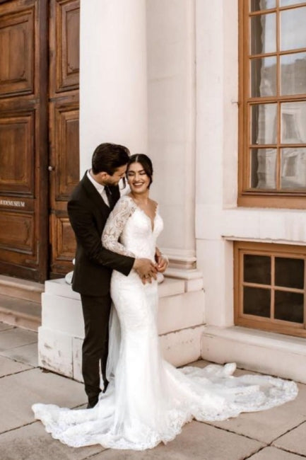 Elegantes vestidos de novia de encaje de corte sirena, manga larga y escote en V, con triángulo de capilla. 