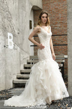 Robe de mariée sirène élégante à col en V, ornée de tulle et de dentelle, avec des appliques bouffantes.