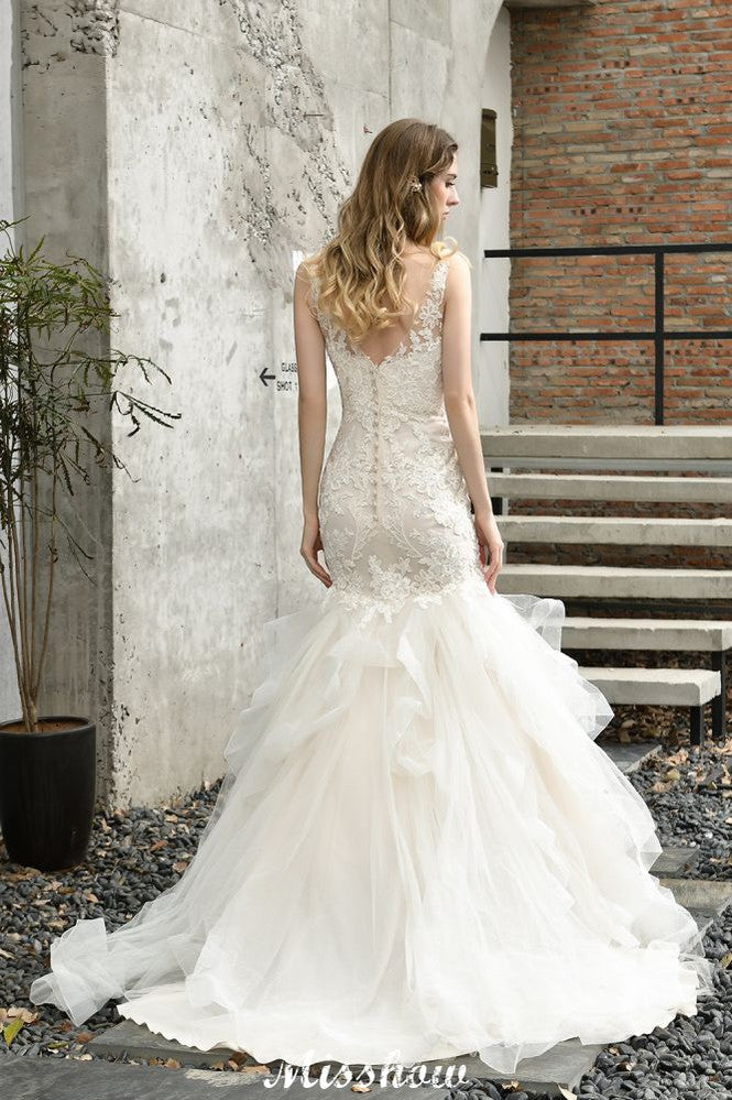 Robe de mariée sirène élégante à col en V, ornée de tulle et de dentelle, avec des appliques bouffantes.