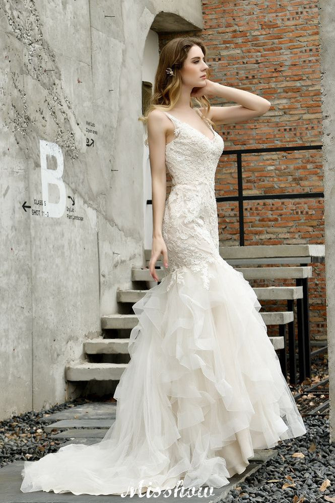 Robe de mariée sirène élégante à col en V, ornée de tulle et de dentelle, avec des appliques bouffantes.