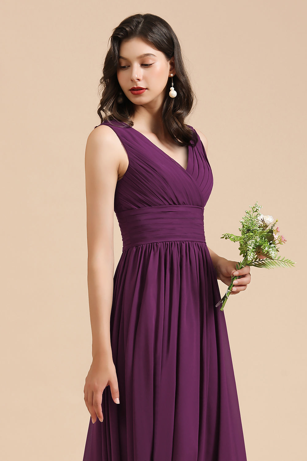 Vestidos de dama de honor elegantes con escote en V, volantes y corte en A, de gasa y encaje. 