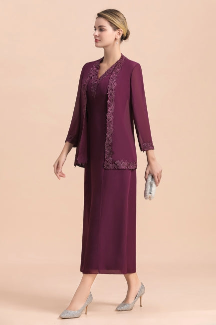 Elegante vestido de madrina de la novia sin mangas con escote en V, apliques color uva y detalles cruzados.