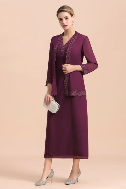 Elegante vestido de madrina de la novia sin mangas con escote en V, apliques color uva y detalles cruzados.