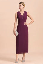 Elegante vestido de madrina de la novia sin mangas con escote en V, apliques color uva y detalles cruzados.