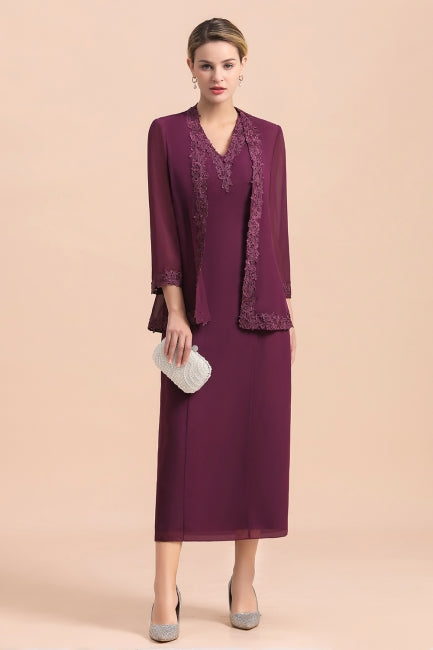 Elegante vestido de madrina de la novia sin mangas con escote en V, apliques color uva y detalles cruzados.