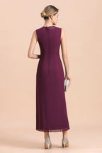 Elegante vestido de madrina de la novia sin mangas con escote en V, apliques color uva y detalles cruzados.