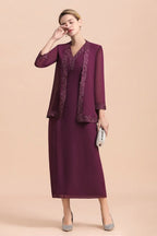 Elegante vestido de madrina de la novia sin mangas con escote en V, apliques color uva y detalles cruzados.