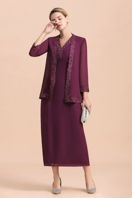 Elegante vestido de madrina de la novia sin mangas con escote en V, apliques color uva y detalles cruzados.