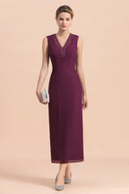 Elegante vestido de madrina de la novia sin mangas con escote en V, apliques color uva y detalles cruzados.