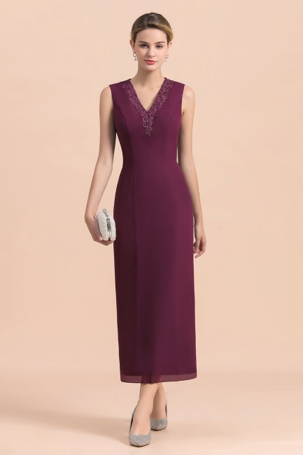 Elegante vestido de madrina de la novia sin mangas con escote en V, apliques color uva y detalles cruzados.
