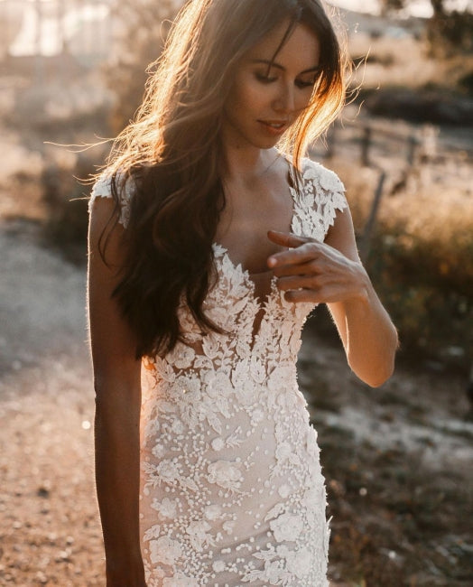 Robe de mariée sirène élégante sans manches à col en V avec dentelle
