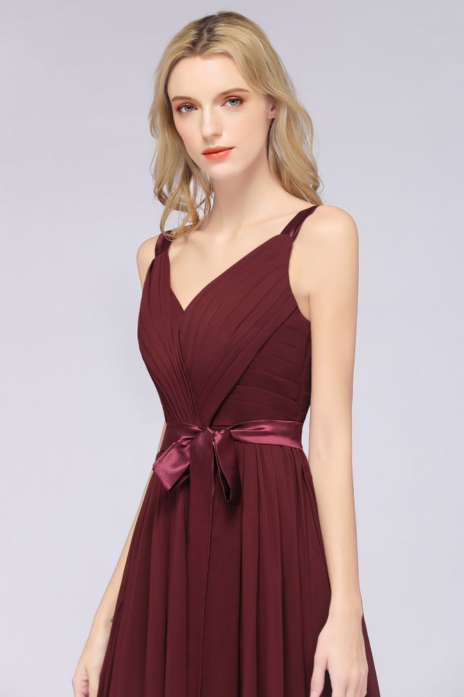 Robe de demoiselle d'honneur élégante en mousseline de soie, dos nu, décolleté en V et volants.