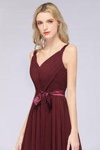 Robe de demoiselle d'honneur élégante en mousseline de soie, dos nu, décolleté en V et volants.