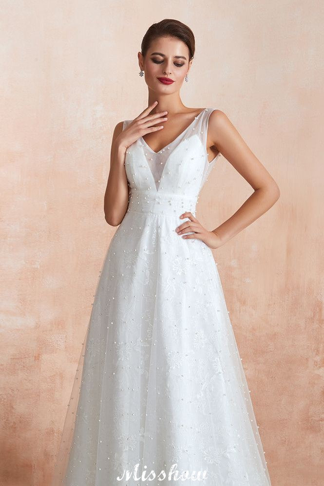 Robe de mariée élégante en tulle et perles, col en V, idéale pour la plage