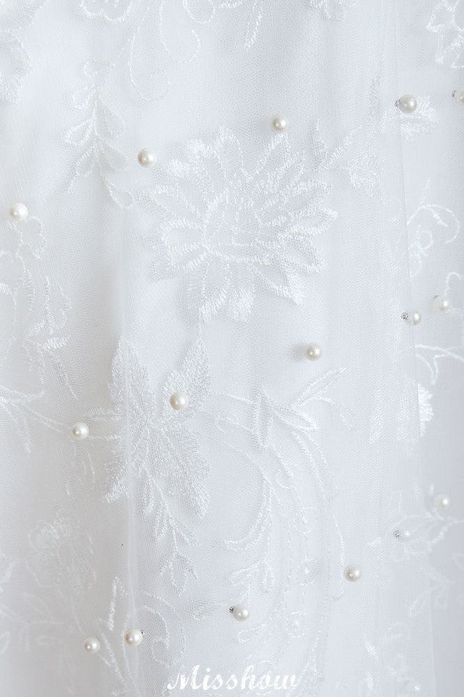 Robe de mariée élégante en tulle et perles, col en V, idéale pour la plage