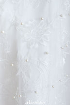 Robe de mariée élégante en tulle et perles, col en V, idéale pour la plage
