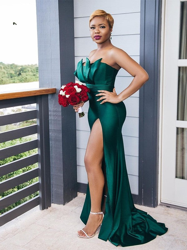 Elegantes vestidos de dama de honor vintage sin mangas, de satén elástico tejido con hombros descubiertos y fruncidos.