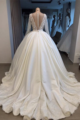 Elegante vestido de novia con mangas. Vestido de novia de princesa blanco.