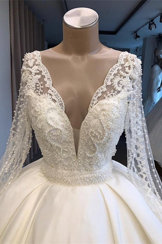 Elegante vestido de novia con mangas. Vestido de novia de princesa blanco.