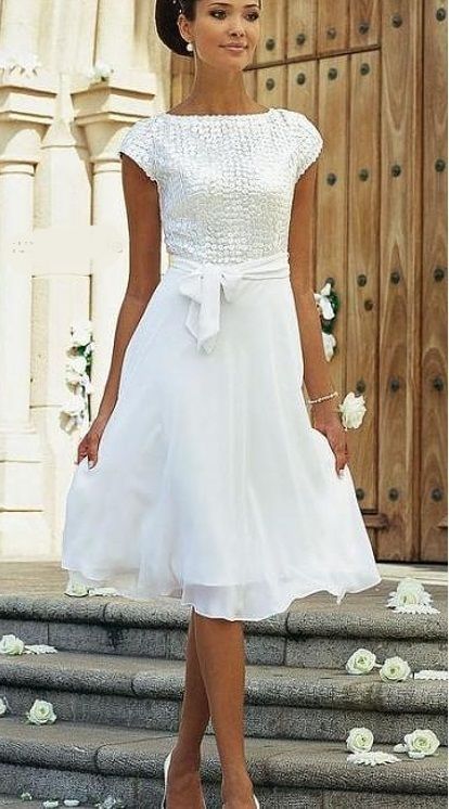 Robe de mariée élégante en mousseline blanche, coupe trapèze, manches courtes