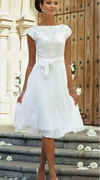 Robe de mariée élégante en mousseline blanche, coupe trapèze, manches courtes