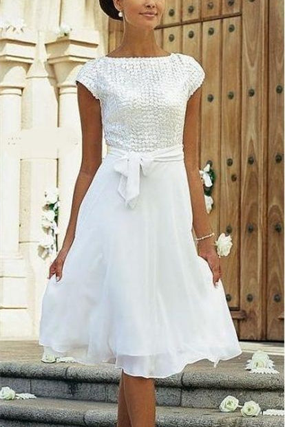 Robe de mariée élégante en mousseline blanche, coupe trapèze, manches courtes