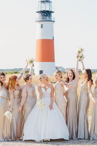 Elegante vestido de novia blanco de corte A, escote en V, espalda descubierta y encaje.