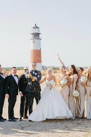 Elegante vestido de novia blanco de corte A, escote en V, espalda descubierta y encaje.