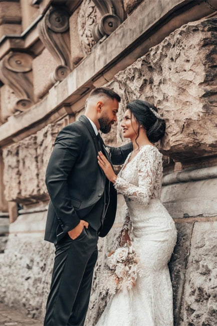 Robe de mariée sirène élégante en dentelle florale blanche, manches longues, col en V, coupe cintrée. 