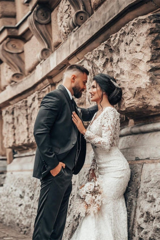 Robe de mariée sirène élégante en dentelle florale blanche, manches longues, col en V, coupe cintrée. 