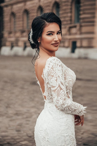 Robe de mariée sirène élégante en dentelle florale blanche, manches longues, col en V, coupe cintrée. 