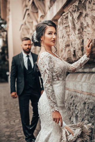 Robe de mariée sirène élégante en dentelle florale blanche, manches longues, col en V, coupe cintrée. 