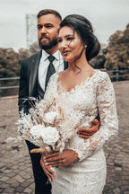 Robe de mariée sirène élégante en dentelle florale blanche, manches longues, col en V, coupe cintrée. 
