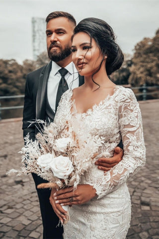 Robe de mariée sirène élégante en dentelle florale blanche, manches longues, col en V, coupe cintrée. 