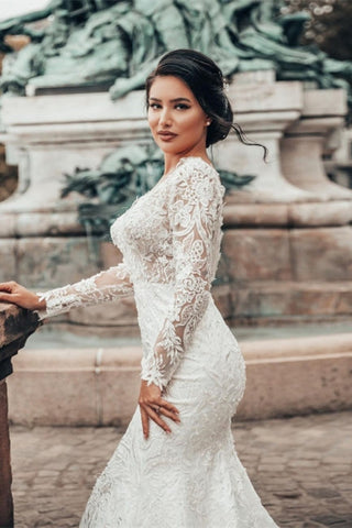 Robe de mariée sirène élégante en dentelle florale blanche, manches longues, col en V, coupe cintrée. 