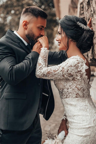 Robe de mariée sirène élégante en dentelle florale blanche, manches longues, col en V, coupe cintrée. 