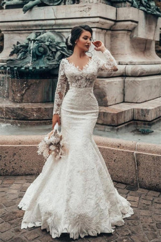 Robe de mariée sirène élégante en dentelle florale blanche, manches longues, col en V, coupe cintrée. 
