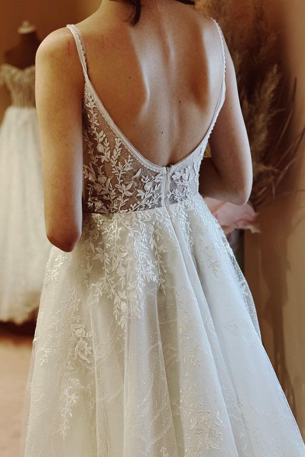 Élégantes robes de mariée blanches longues en tulle dos nu et dentelle, coupe trapèze, col en V et décolleté en V