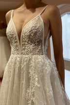 Élégantes robes de mariée blanches longues en tulle dos nu et dentelle, coupe trapèze, col en V et décolleté en V