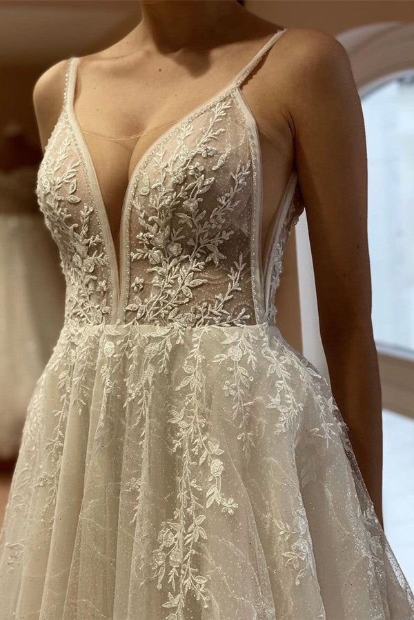 Élégantes robes de mariée blanches longues en tulle dos nu et dentelle, coupe trapèze, col en V et décolleté en V