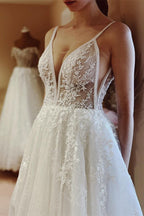 Élégantes robes de mariée blanches longues en tulle dos nu et dentelle, coupe trapèze, col en V et décolleté en V