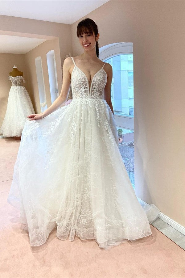 Élégantes robes de mariée blanches longues en tulle dos nu et dentelle, coupe trapèze, col en V et décolleté en V