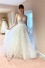 Élégantes robes de mariée blanches longues en tulle dos nu et dentelle, coupe trapèze, col en V et décolleté en V
