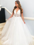 Élégantes robes de mariée blanches longues en tulle et dentelle florale à col V et coupe trapèze