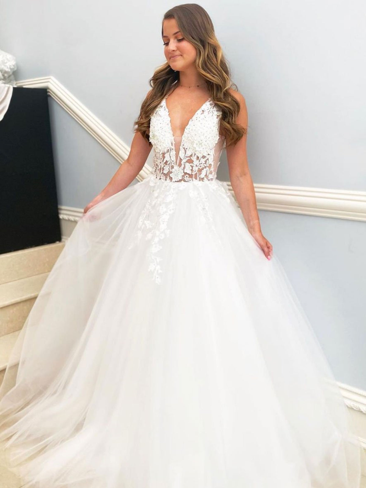Élégantes robes de mariée blanches longues en tulle et dentelle florale à col V et coupe trapèze
