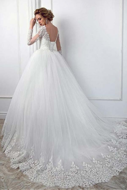 Robe de mariée élégante blanche à manches longues en tulle, ornée d'appliqués de dentelle et d'une coupe trapèze. 