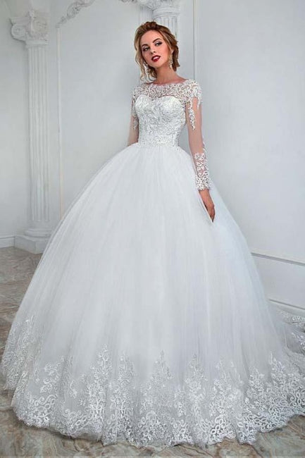 Robe de mariée élégante blanche à manches longues en tulle, ornée d'appliqués de dentelle et d'une coupe trapèze. 