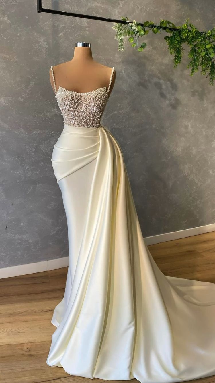 Élégante robe de mariée sirène blanche sans manches à sequins et perles 