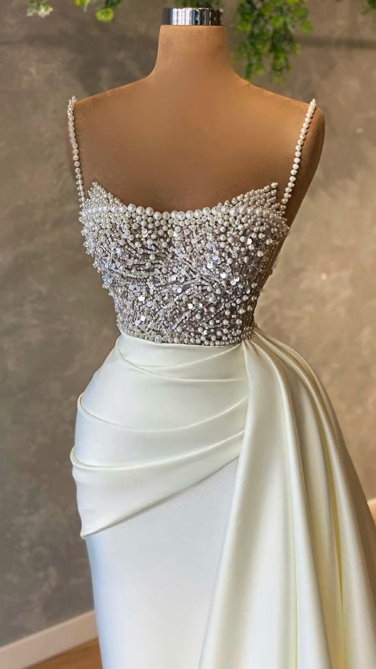Élégante robe de mariée sirène blanche sans manches à sequins et perles 