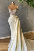 Élégante robe de mariée sirène blanche sans manches à sequins et perles 